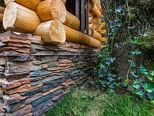 Пример оформления интерьера камнем Дарьял фото 7