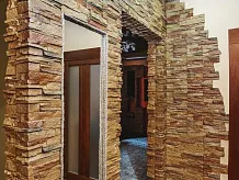 Отделка межкомнатных проемов искусственным камнем фото 1